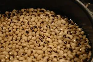Black-eyed peas in a bowl.