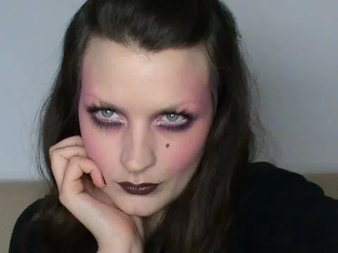 "How to Create a pink 1920s film noir makeup look" cover image