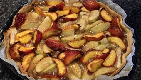 Baked apple dessert with sliced apples.