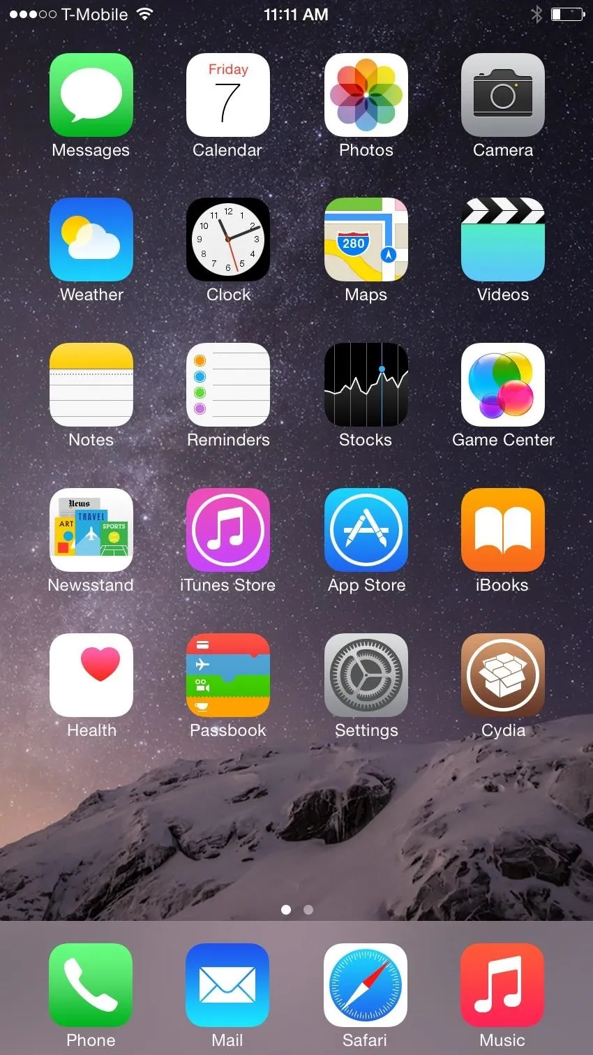 Smartphone home screen displaying various apps and icons.