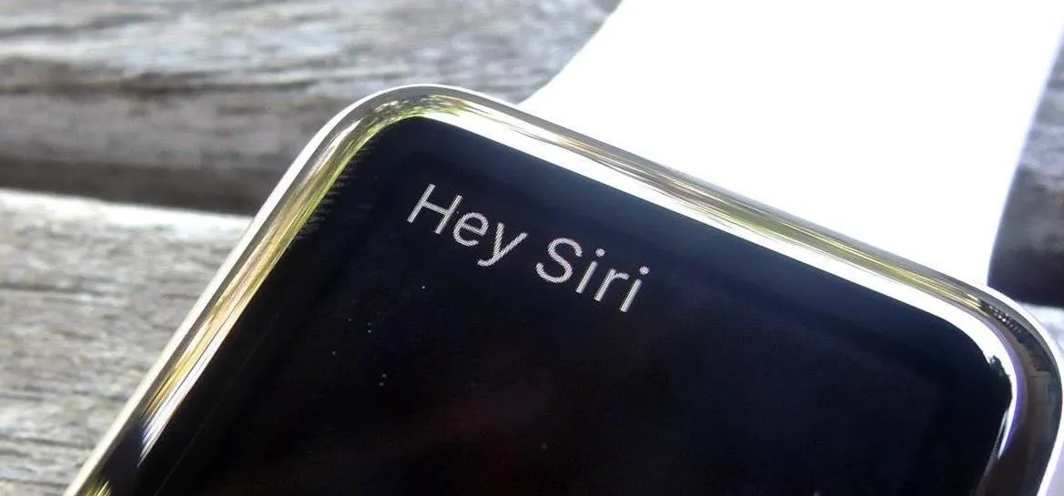 Smartwatch displaying "Hey Siri" on the screen.