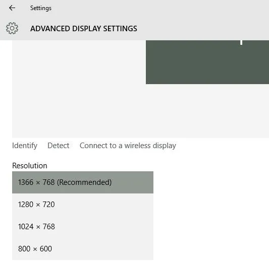 Display settings menu showing recommended resolution of 1366 x 768.