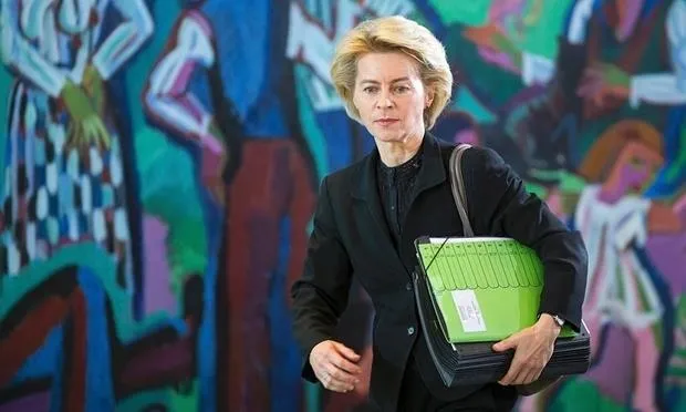 German Hacker Replicates German Defense Minister's Fingerprints from Photo! cover