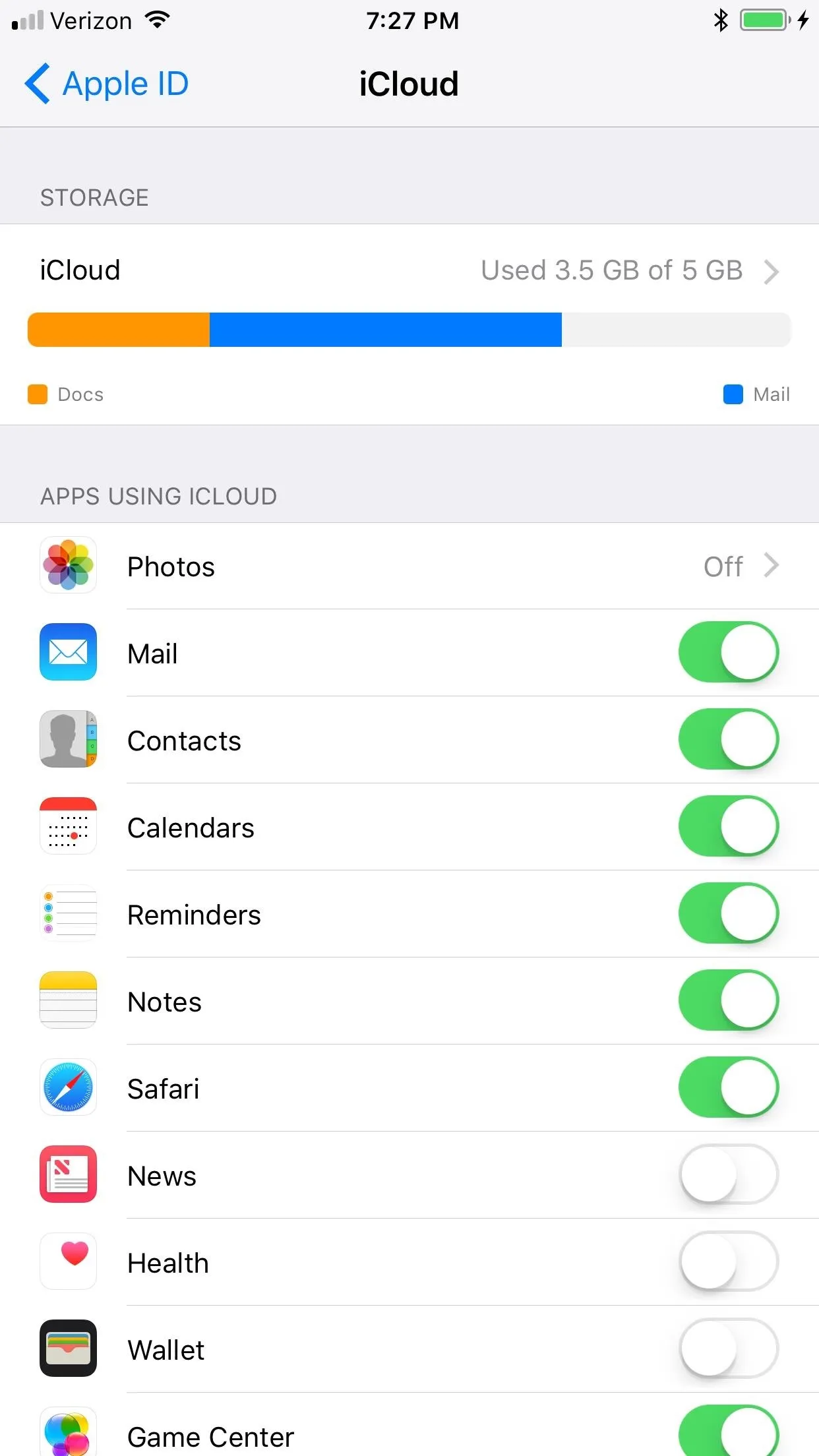 iCloud settings screen showing options to manage data synchronization for various apps.