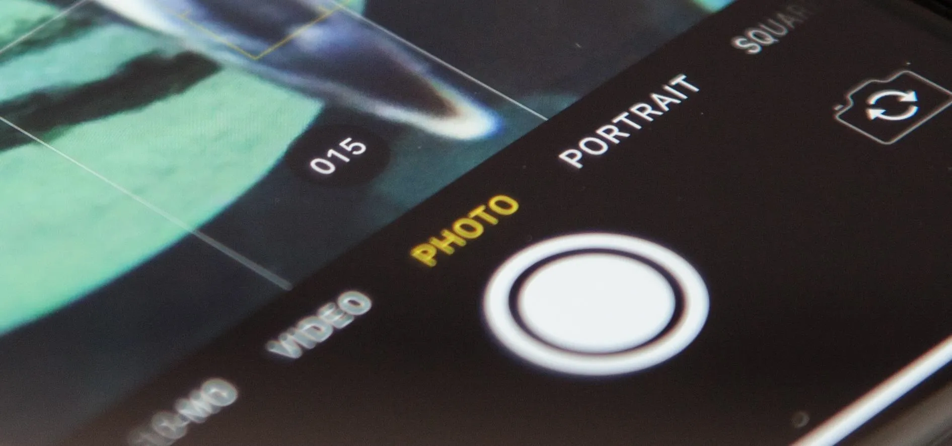 Camera interface showing photo and portrait mode options.