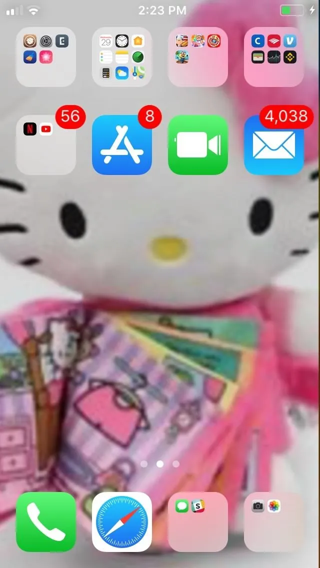 Hello Kitty-themed phone background with app icons and notifications.