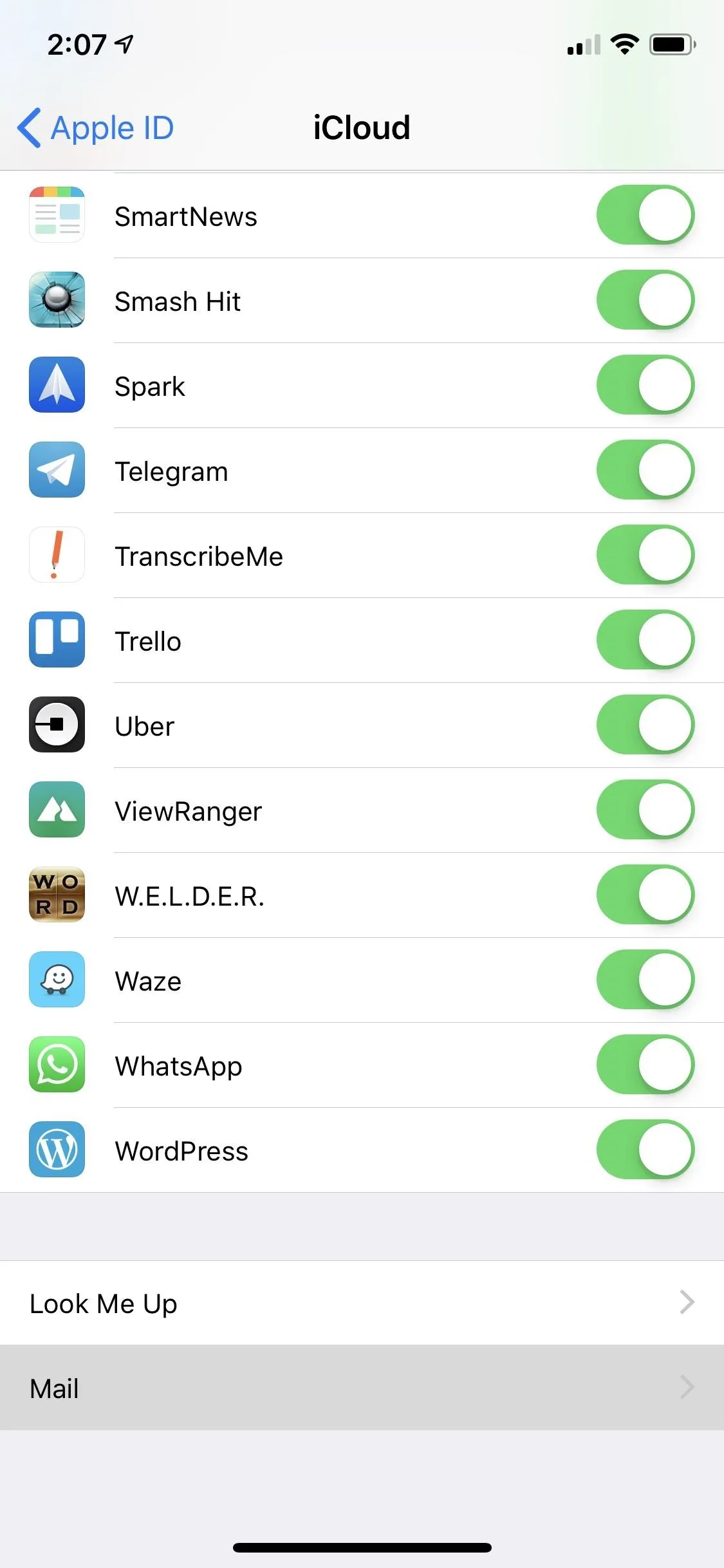 iCloud settings screen showing various app synchronization options with toggles.