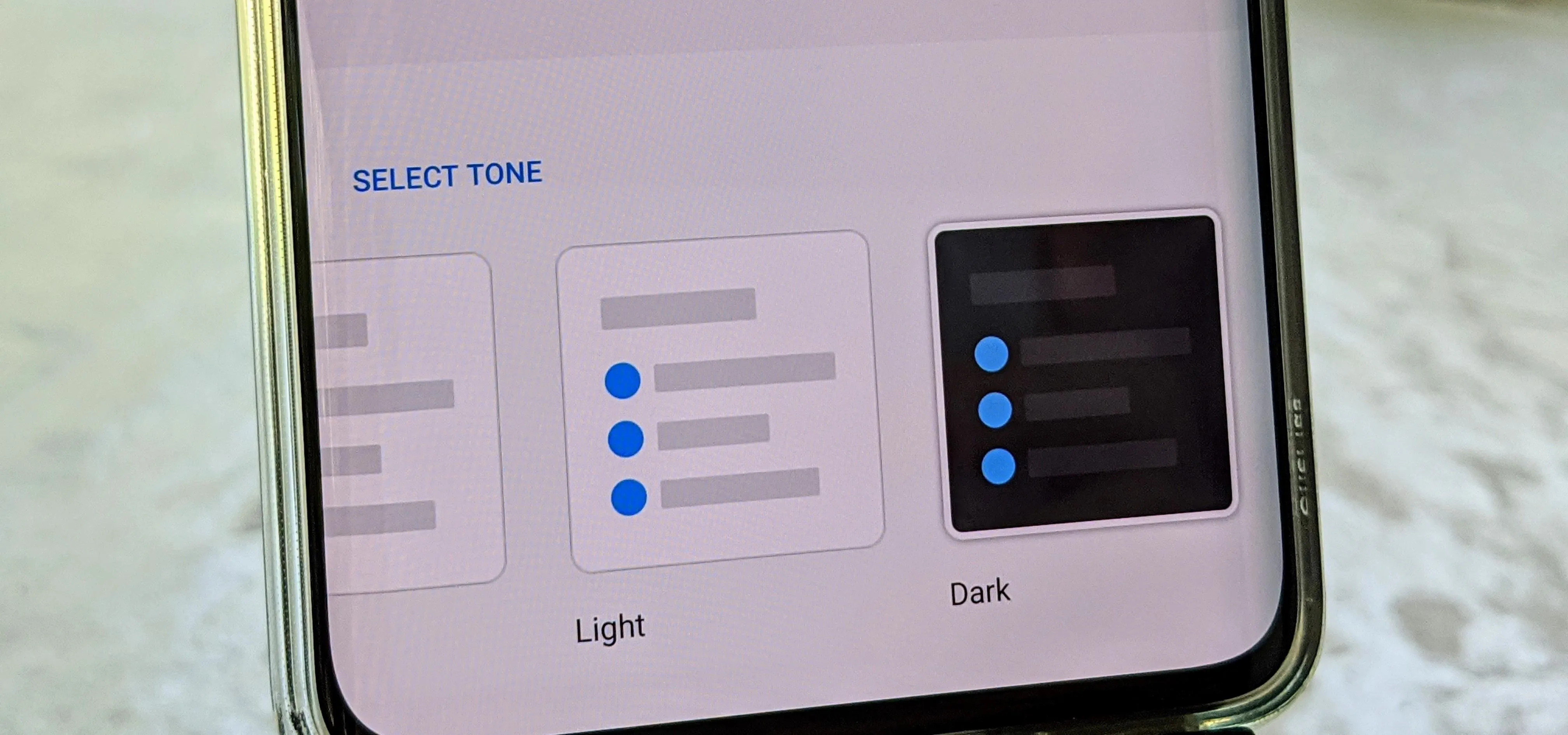 Settings menu showing options for selecting light or dark theme on a mobile device.