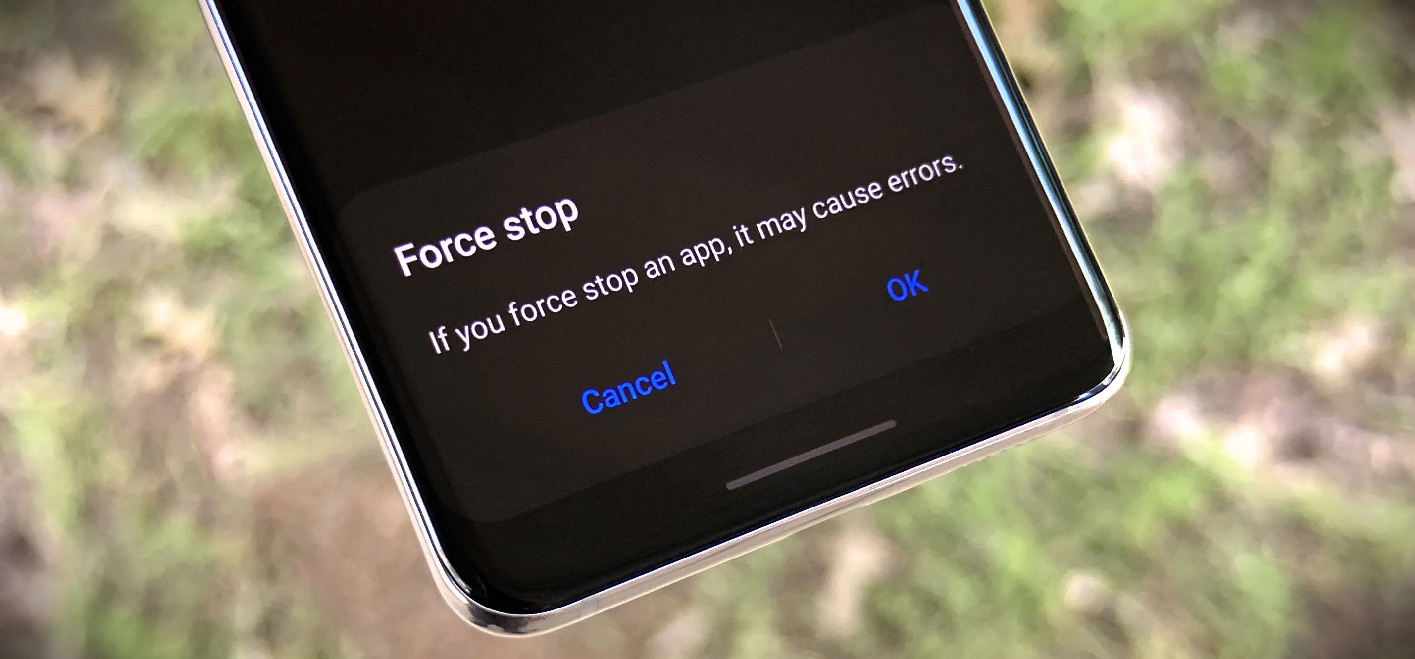 Force stop alert on a mobile device screen.