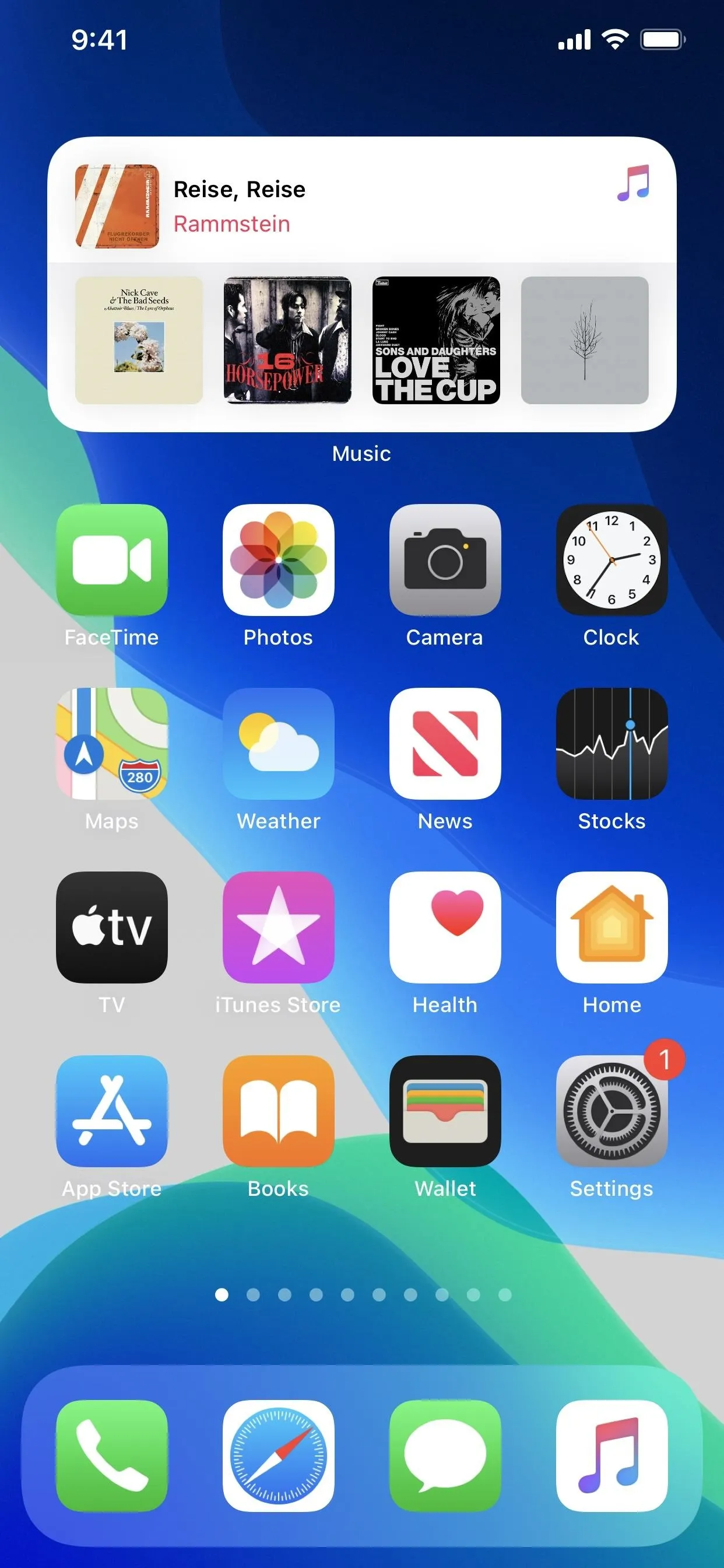 Smartphone home screen displaying various app icons.