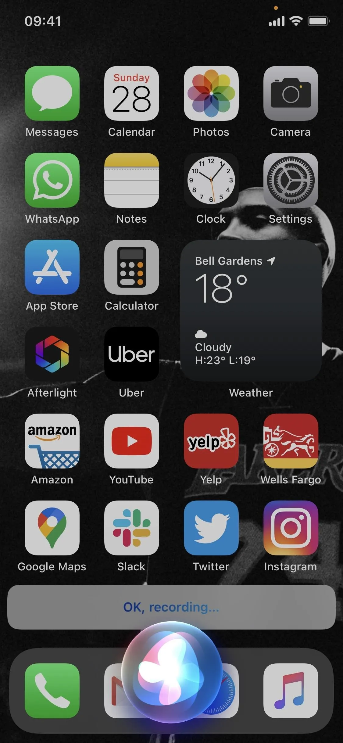 Smartphone home screen displaying various app icons and weather information.