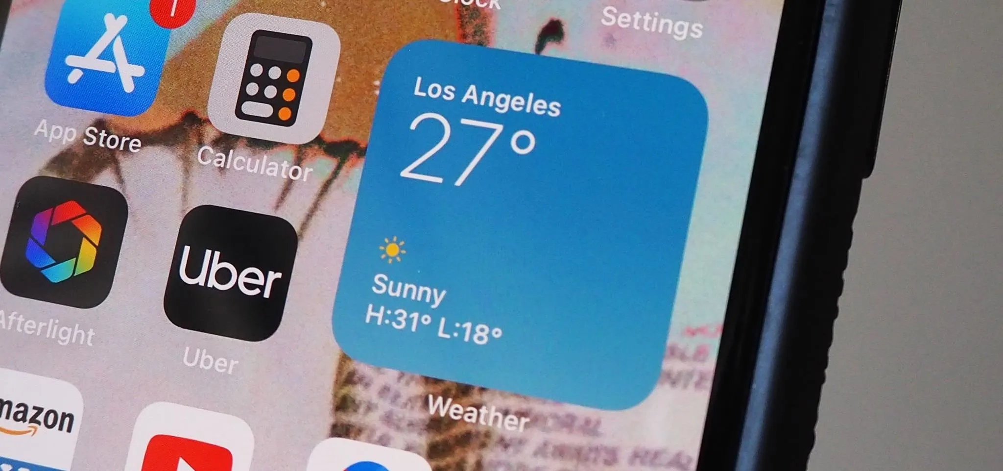 Weather information display for Los Angeles showing 27°C and sunny.