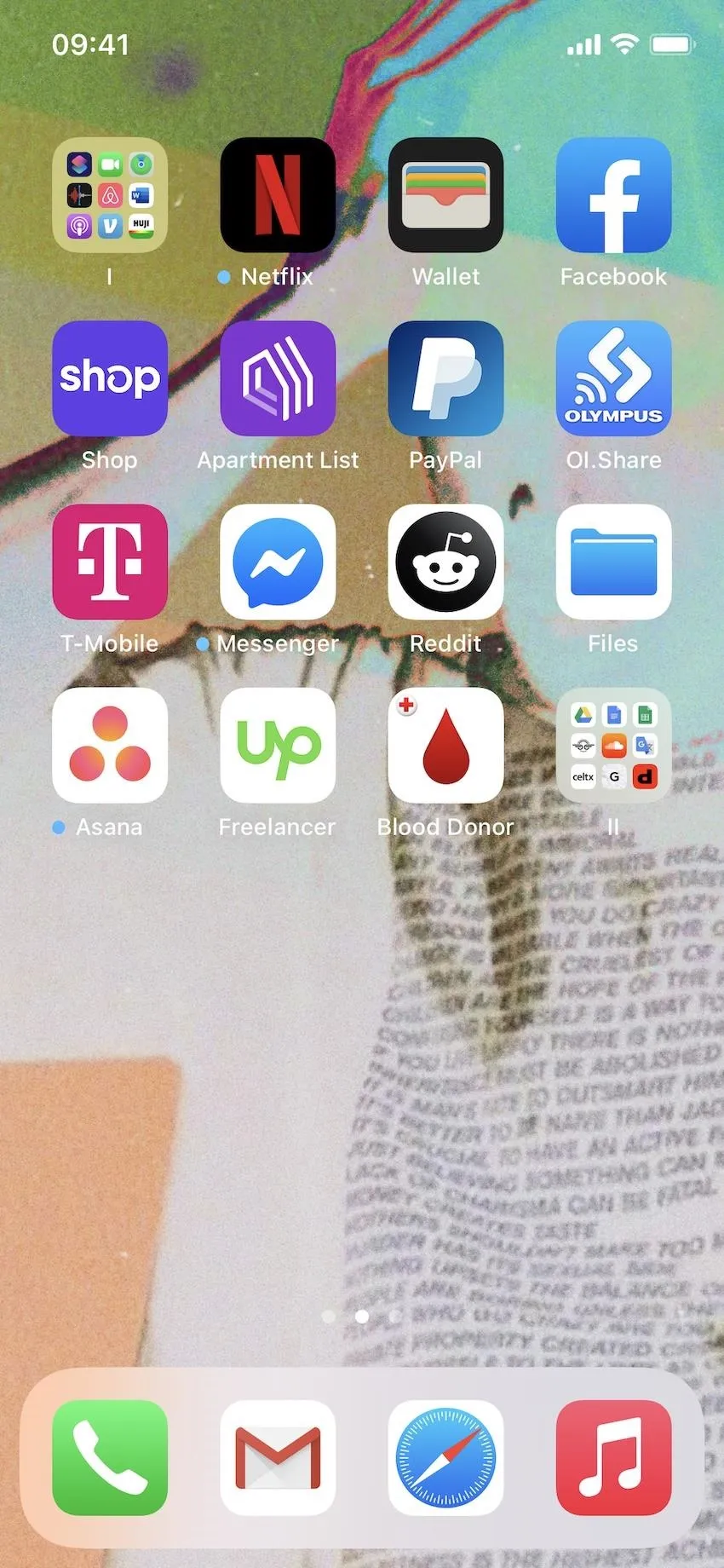 Mobile phone screen displaying various app icons.