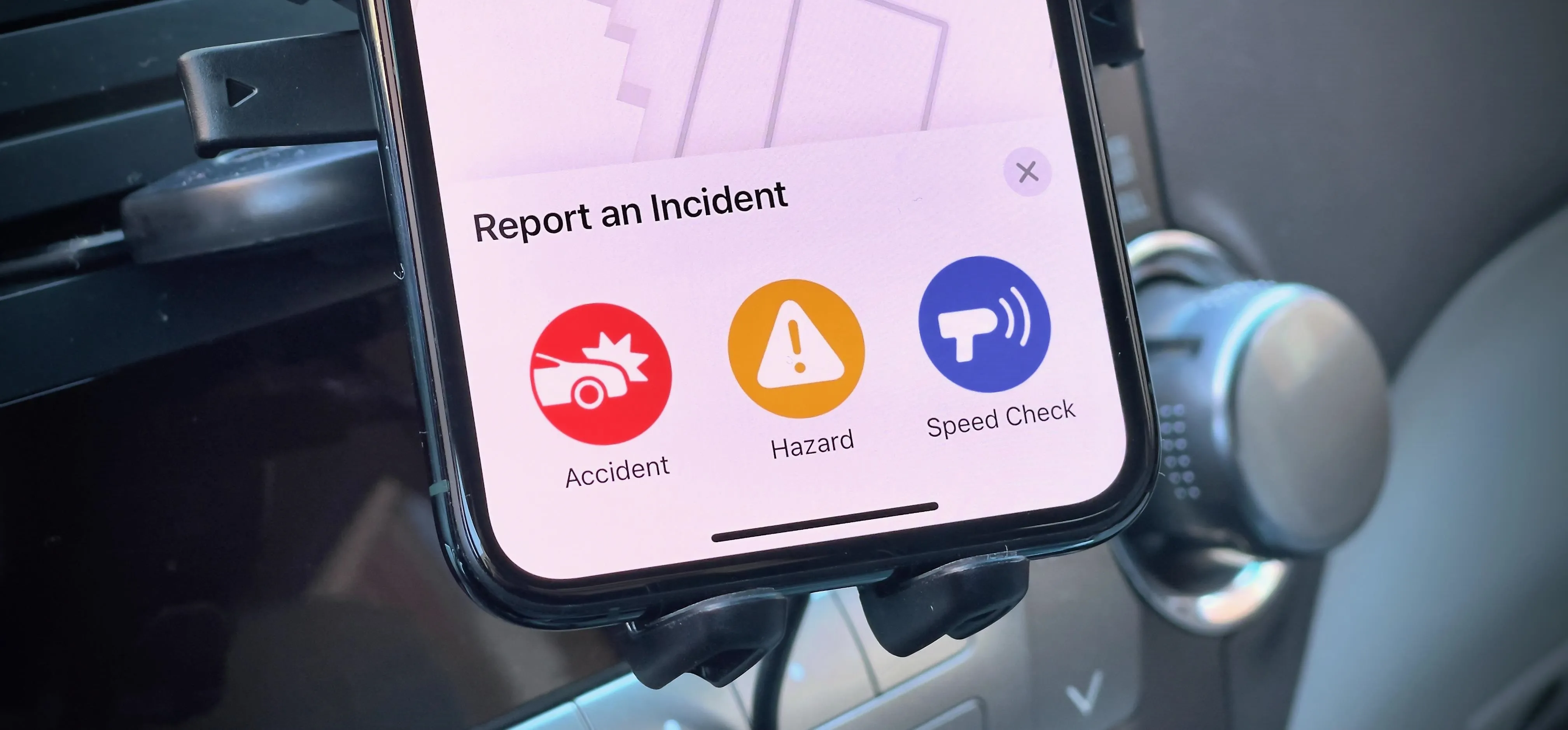 Mobile app interface for reporting incidents, featuring options for accidents, hazards, and road checks.