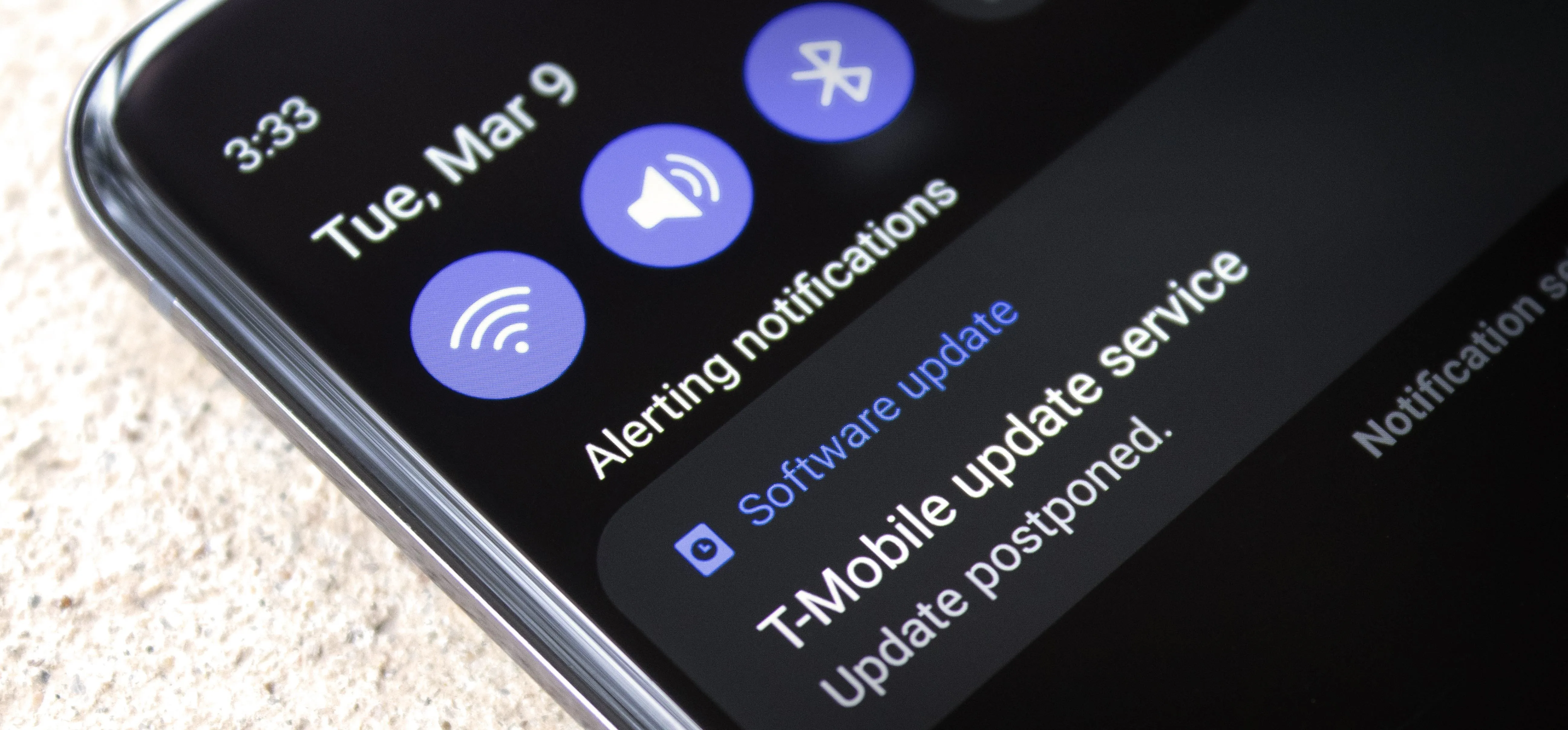 Notification panel on a smartphone displaying the date and alerts for software updates.