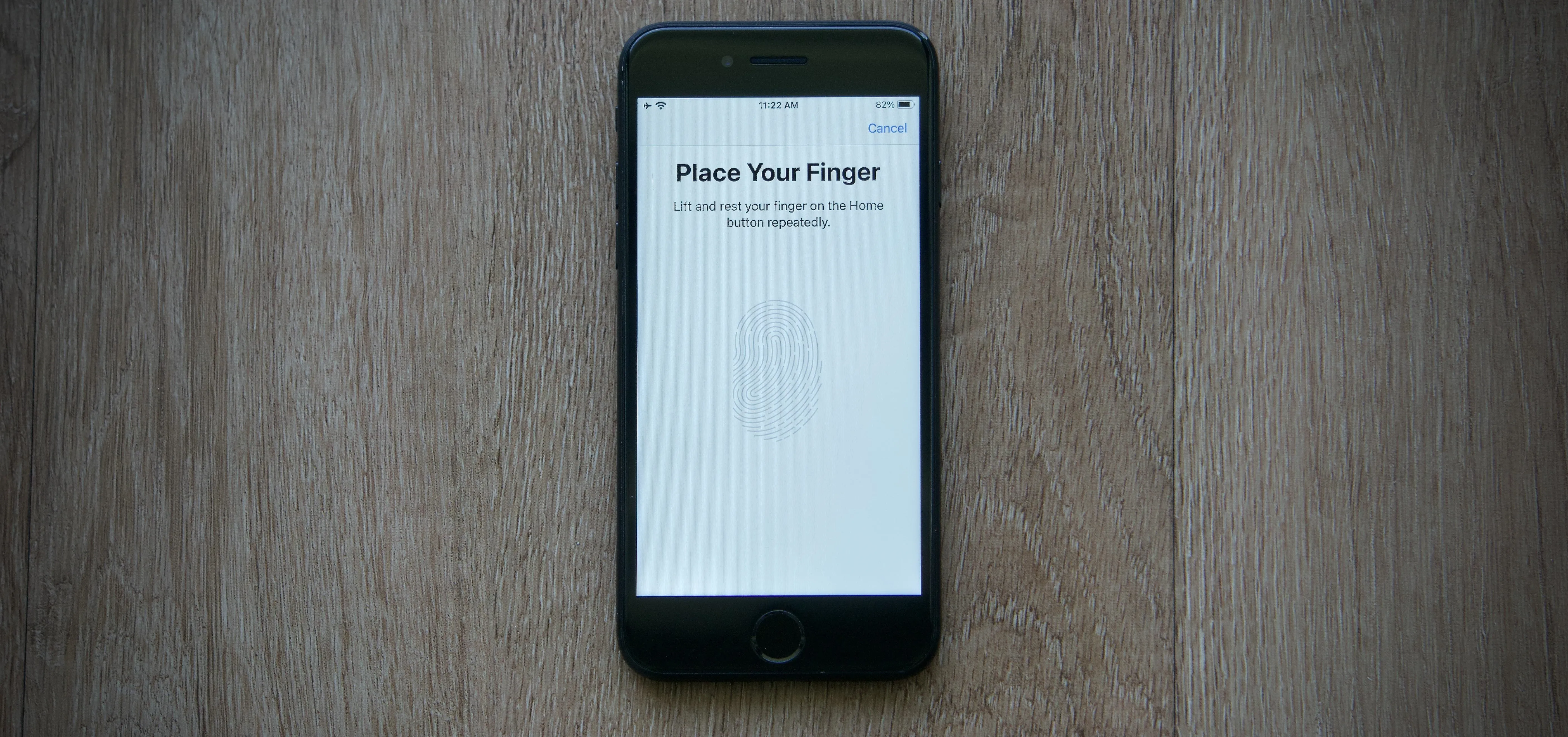 Smartphone displaying a fingerprint sensor prompt.