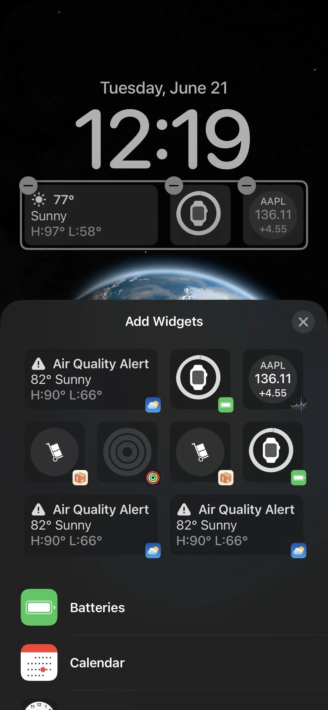 Smartphone screen displaying time and weather widgets.