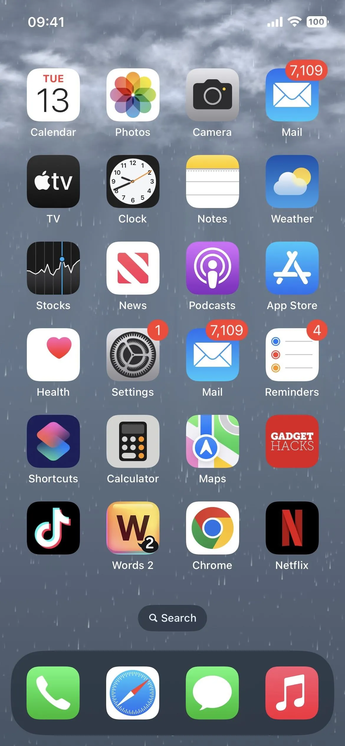 Smartphone home screen displaying various app icons.