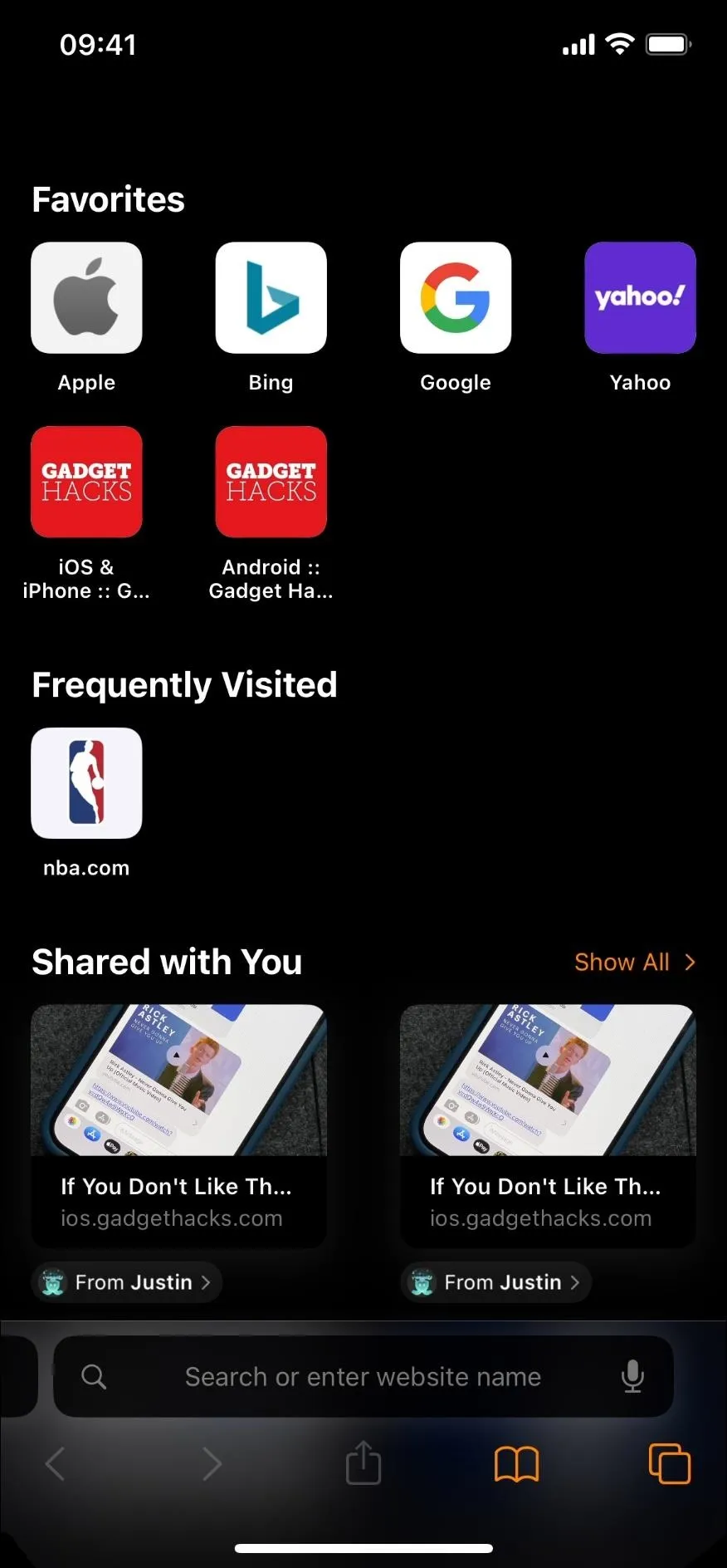 Screenshot of a mobile device showing favorite and frequently visited apps, including Apple, Bing, Google, and Yahoo.