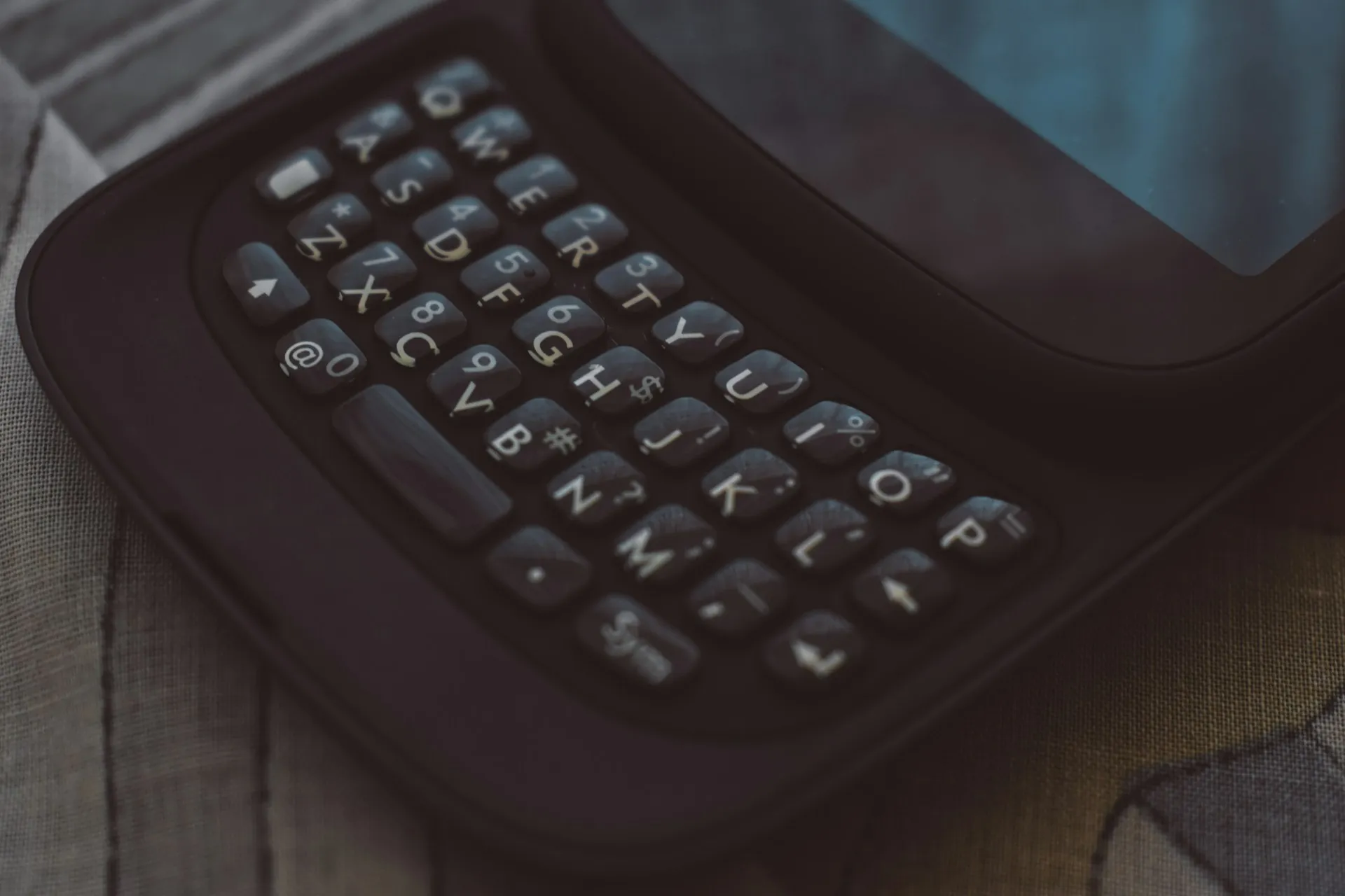 Image of a full QWERTY keypad on a phone