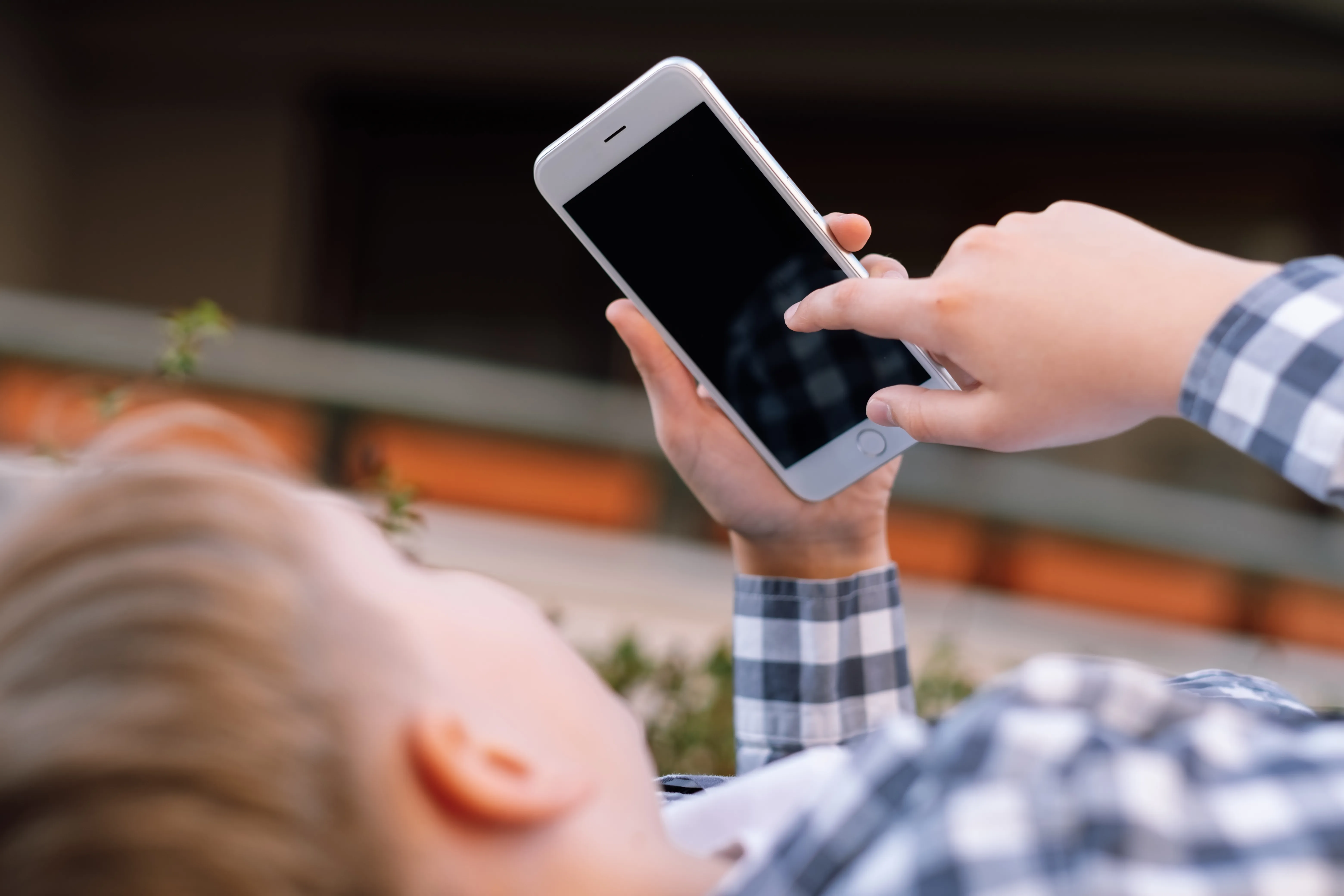 child-relaxing-with-smartphone-2026-03-17-20-14-17-utc.jpg