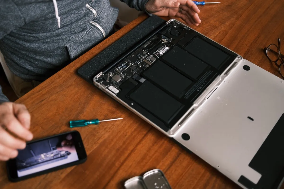 diy-project-man-replacing-laptop-computer-parts-u-2024-12-05-12-55-33-utc-2.jpg