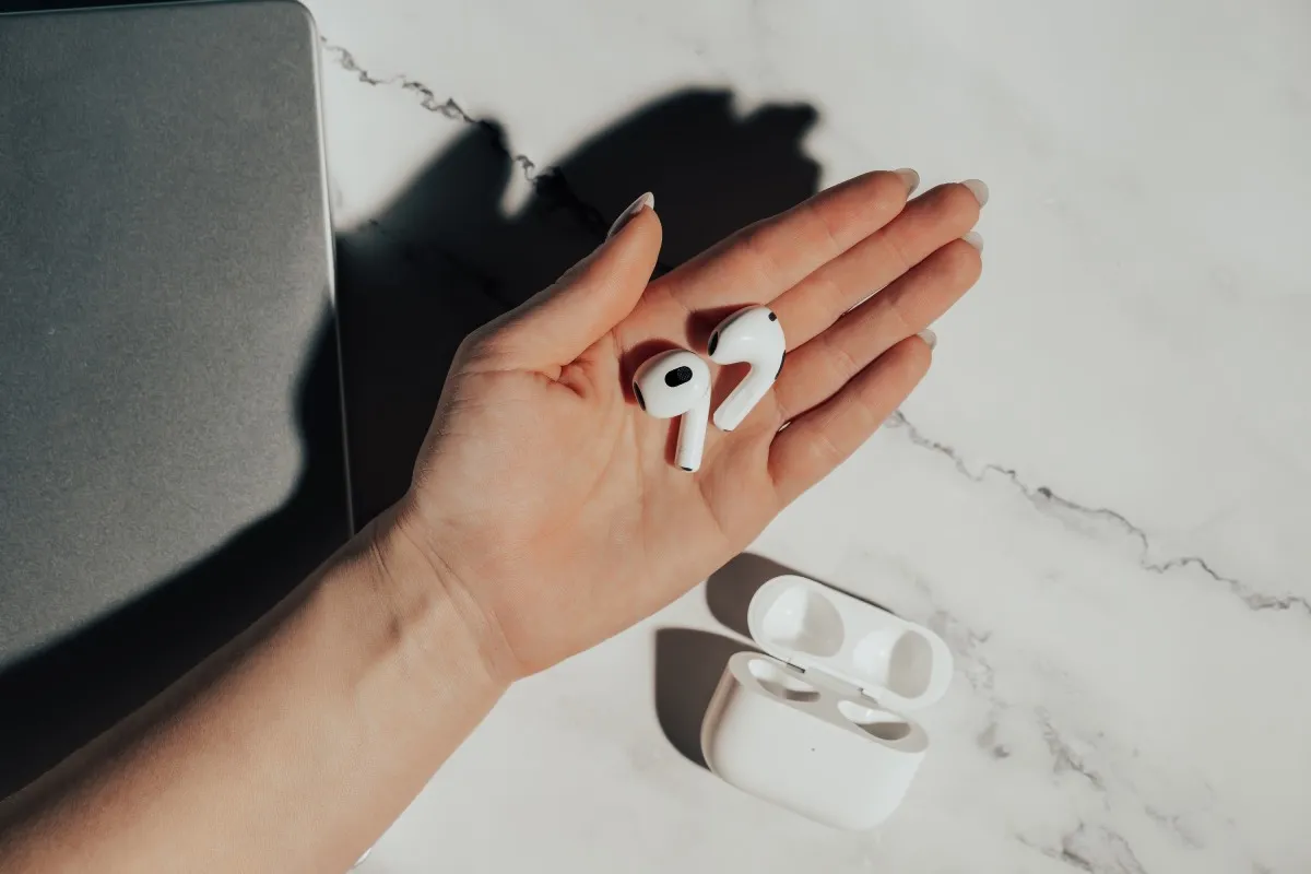 new-airpods-pro-in-female-hand-wireless-compact-h-2025-03-08-14-37-42-utc-2.jpg