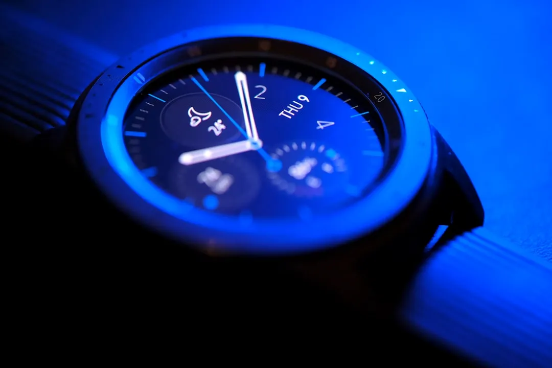 photo-1557438159-51eec7a6c9e8