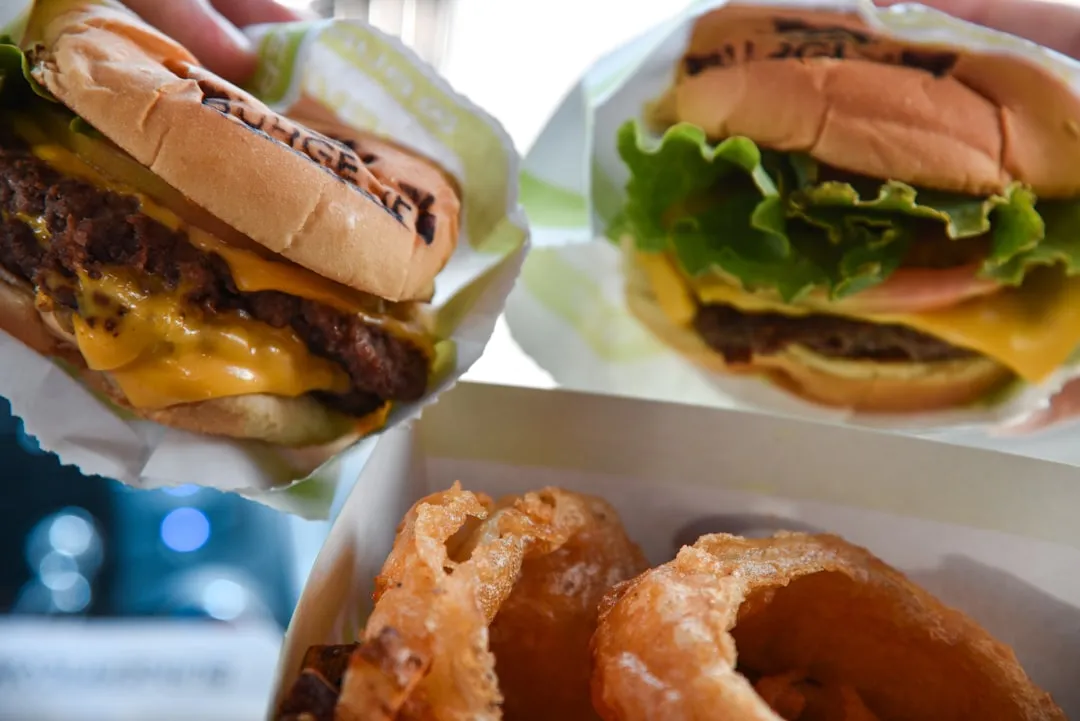 photo-1599164441830-1abfe0108fef