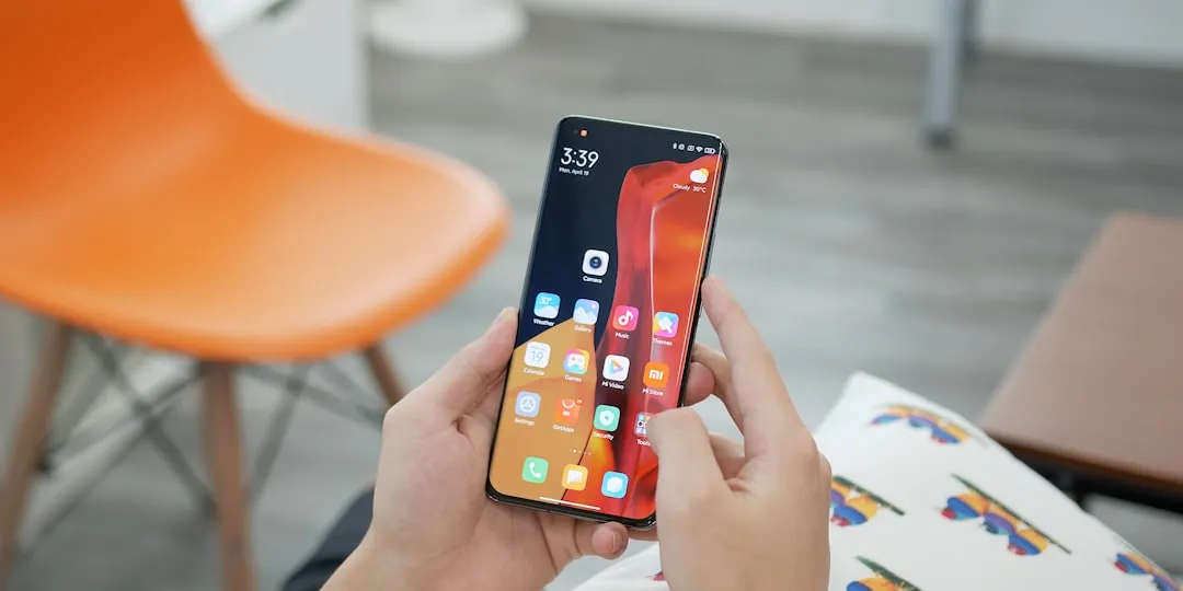 Xiaomi 17 Ultra vs. Standard: Who Should Pay the Higher Price cover