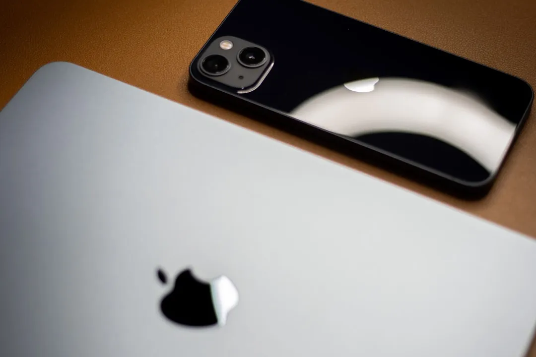 Apple Q4 Revenue Hits $102.5B as iPhone 17 Crushes Rivals cover