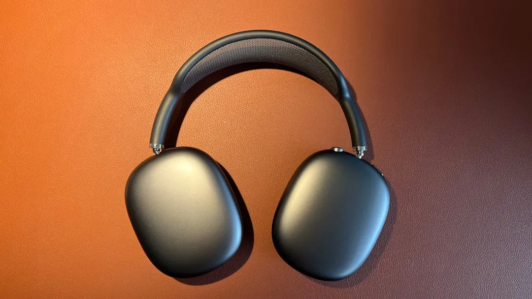 AirPods Max 2 H2 Chip Upgrade Explained: Gains, Gaps, and Who Should Upgrade cover