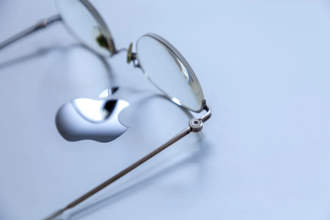 Apple Smart Glasses Hand Gesture Controls: Facts vs. Speculation cover