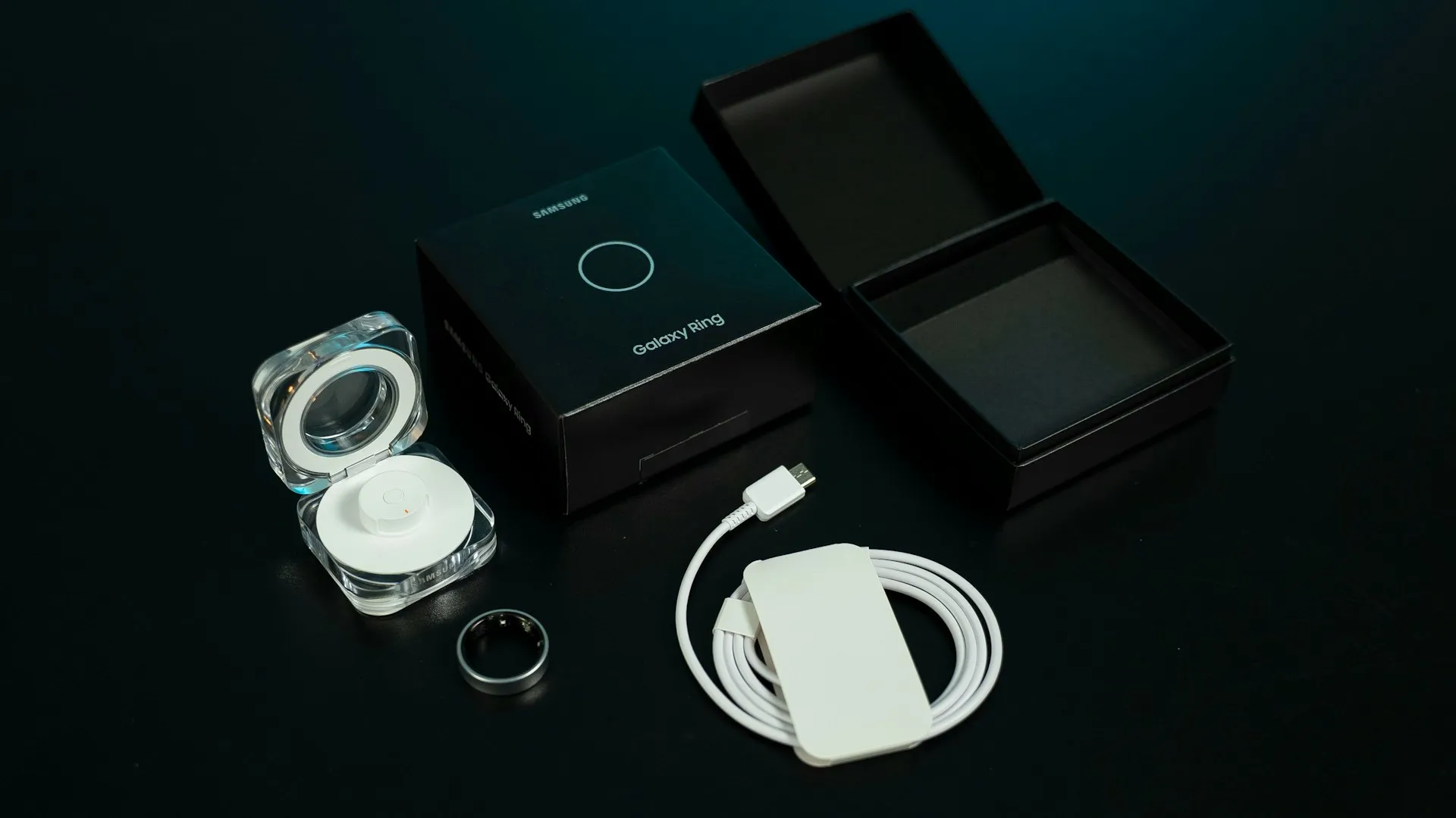 Image of an unboxed samsung galaxy ring
