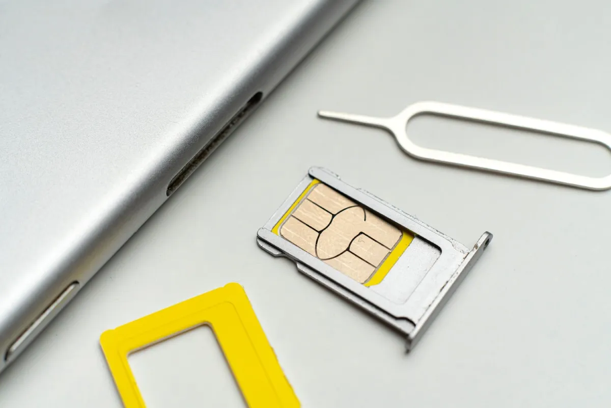 the-process-of-changing-the-sim-card-in-smartphone-2025-01-27-04-05-13-utc-2.jpg