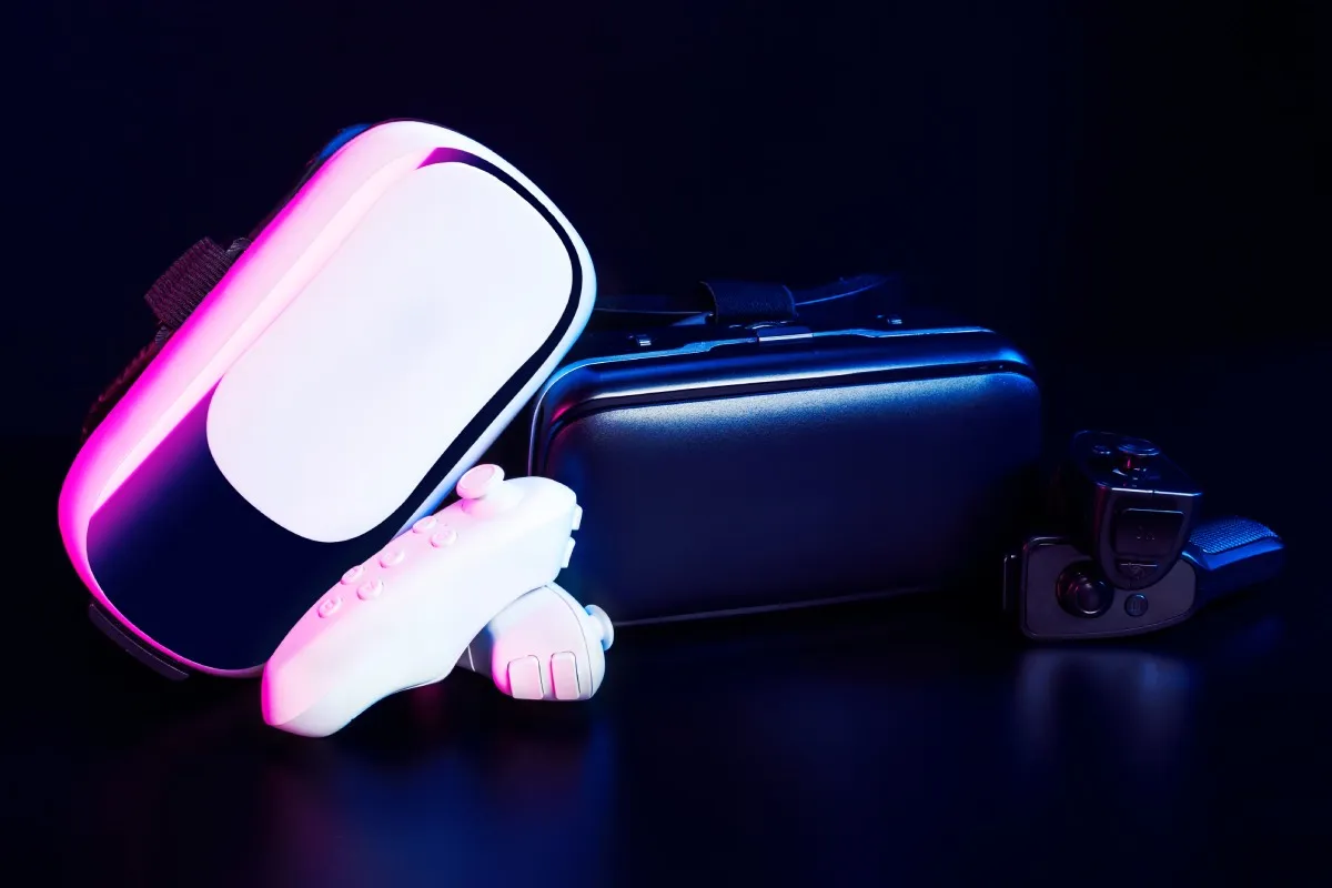 vr-virtual-reality-equipment-on-the-table-2025-02-24-17-48-32-utc-2.jpg