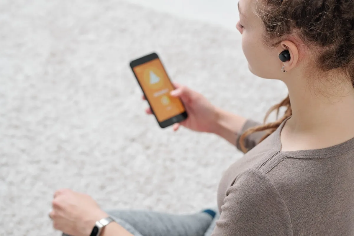 young-active-woman-with-airpods-holding-smartphone-2025-03-15-05-28-25-utc-2.jpg